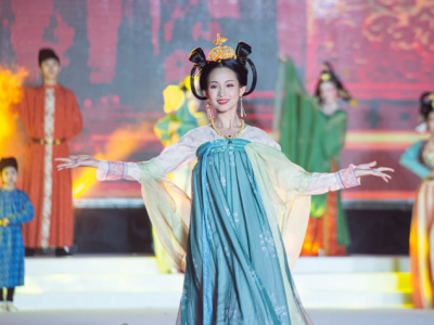 浙江杭州:夏夜裡(lǐ)的亞運服飾秀