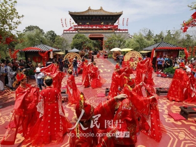河南(nán)開(kāi)封:清明上(shàng)河園舉行大宋盛世婚禮
