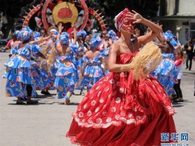 洛杉矶面具節:身穿表演服裝上(shàng)街遊行