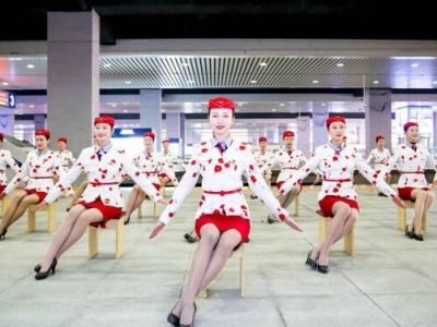高(gāo)校空姐禮儀快閃秀 衆人引圍觀