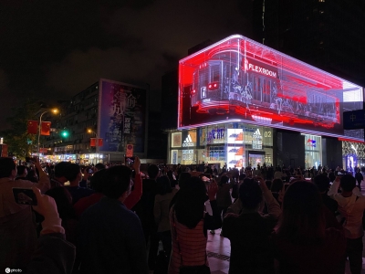 成都太古裡(lǐ):裸眼3D大屏爆紅(hóng) 遊人争相(xiàng)拍照(zhào)排隊打卡