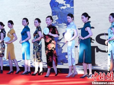 空乘小(xiǎo)姐姐除了美,還(hái)有多(duō)少本領? 公衆體驗空乘職業(yè)國(guó)際化技(jì)能(néng)