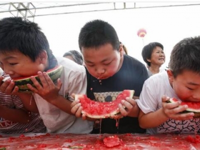 江蘇淮安:吃(chī)瓜大賽“醜”相(xiàng)百出